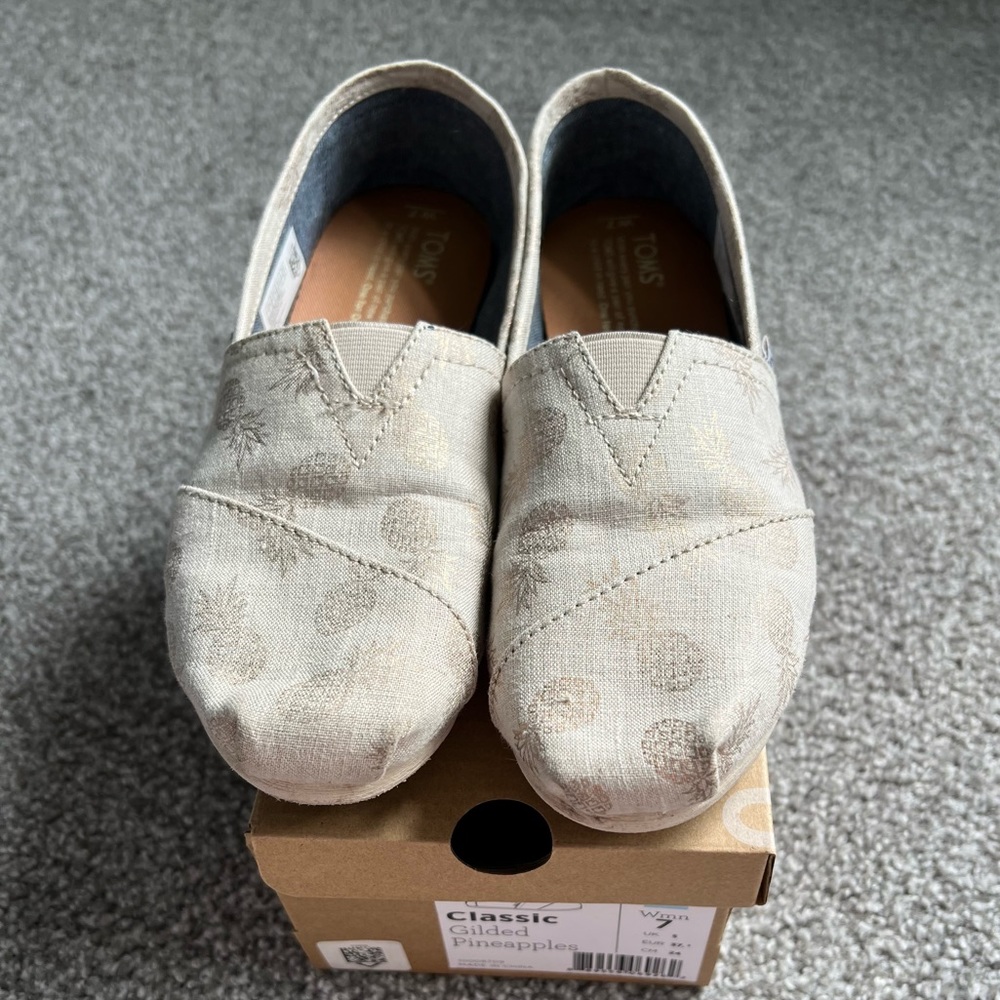 TOMS Classic Gilded Pineapple Size 7 Shoes